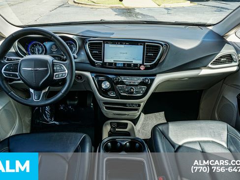 Used 2024 Chrysler Pacifica Touring-L FWD image 27
