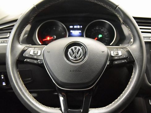 Used 2021 Volkswagen Tiguan SE w/ Panoramic Sunroof Package image 24