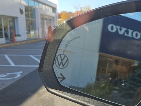 Used 2025 Volvo XC40 B5 Ultra w/ Climate Package image 17