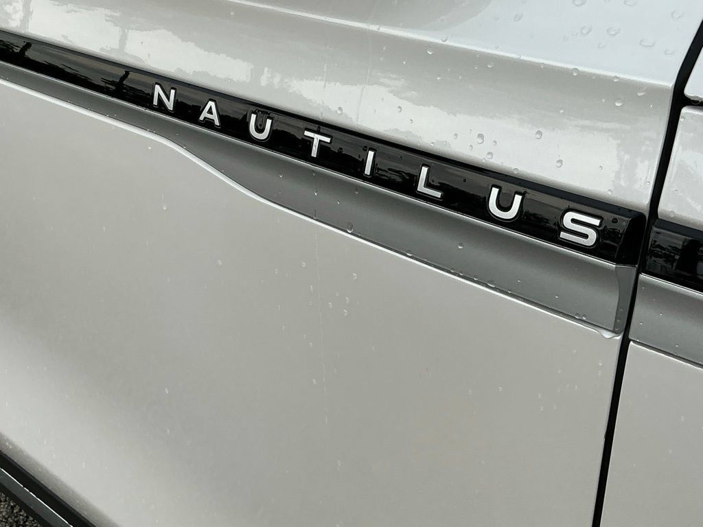 Used 2026 Lincoln Nautilus Premier AWD/4WD image 18
