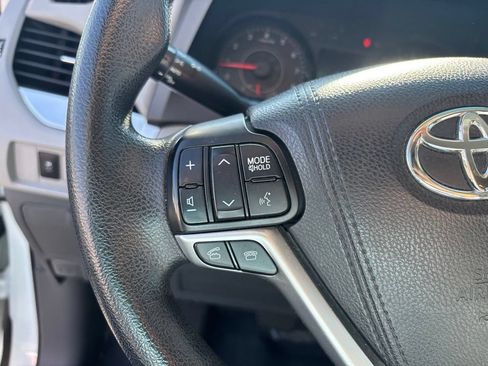 Used 2017 Toyota Sienna LE FWD image 23