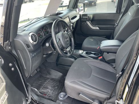 Used 2018 Jeep Wrangler Unlimited Rubicon w/ Cold Weather Group AWD/4WD image 12