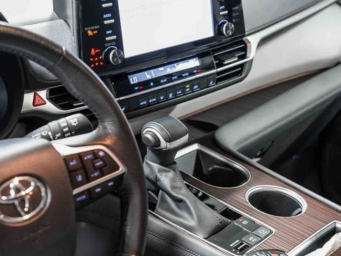 Certified 2024 Toyota Sienna XLE FWD image 25