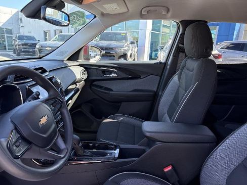 Used 2023 Chevrolet TrailBlazer LT w/ Convenience Package AWD/4WD image 9