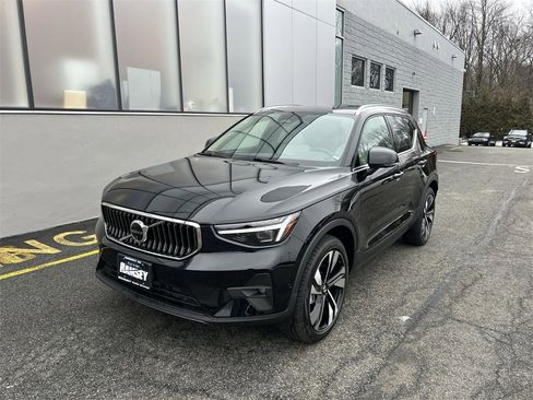 Certified 2025 Volvo XC40 B5 Ultra w/ Protection Package Premier image 4