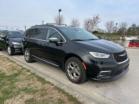 Used 2023 Chrysler Pacifica Limited image 2
