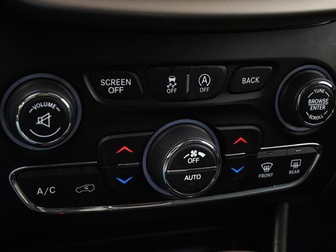 Used 2018 Jeep Cherokee Limited w/ Trailer Tow Group AWD/4WD image 31