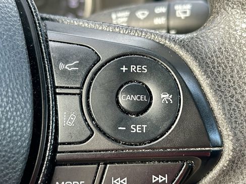 Used 2021 Toyota RAV4 LE FWD image 17