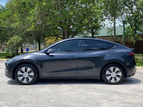 Used 2024 Tesla Model Y 2WD image 5