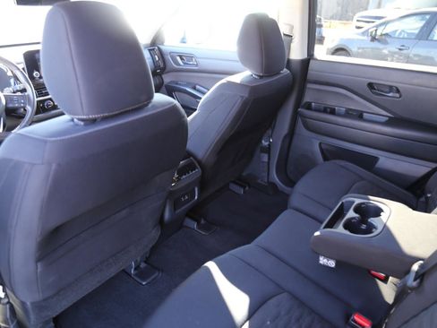 Used 2024 Nissan Pathfinder SV image 21