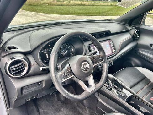 Used 2023 Nissan Kicks SR w/ SR Premium Package FWD image 11