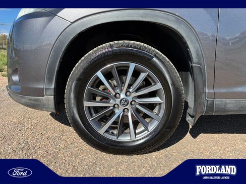 Used 2019 Toyota Highlander XLE AWD/4WD image 26