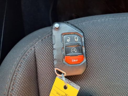 Used 2022 Jeep Gladiator Willys image 11