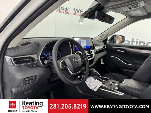 New 2026 Toyota Highlander Limited image 2