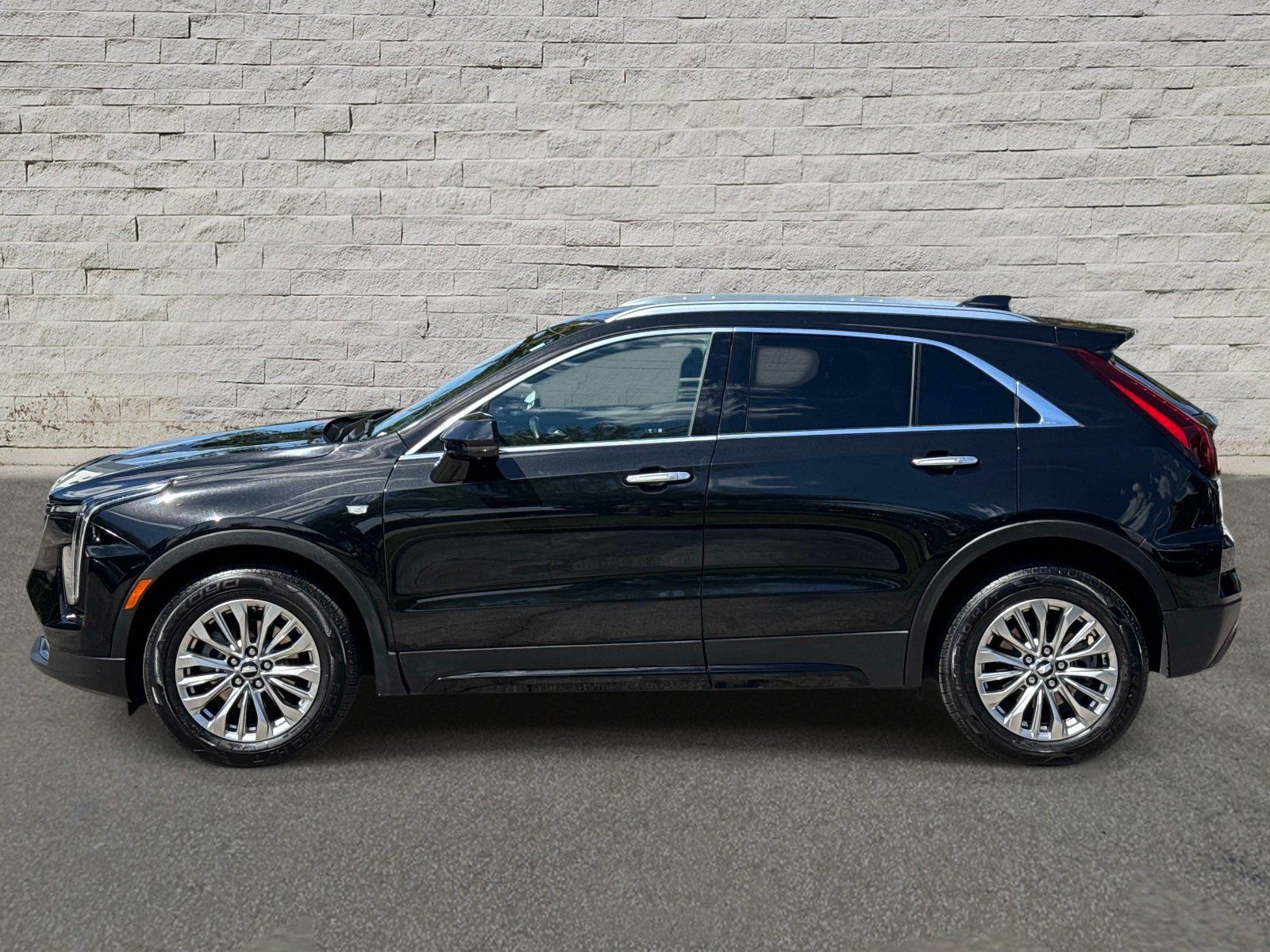 Certified 2025 Cadillac XT4 Premium Luxury FWD image 2