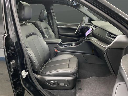 New 2025 Jeep Grand Cherokee Limited w/ Luxury Tech Group II AWD/4WD image 34