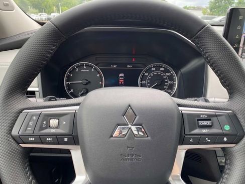 New 2025 Mitsubishi Outlander SE image 14