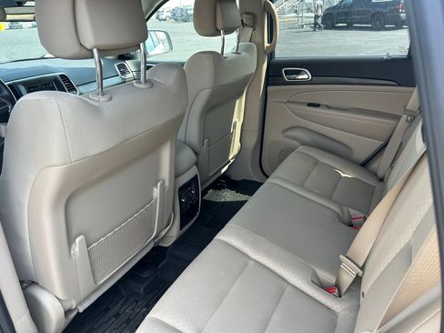 Used 2019 Jeep Grand Cherokee Laredo AWD/4WD image 32