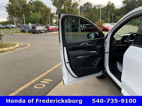 Used 2025 Chevrolet Traverse LT FWD image 15