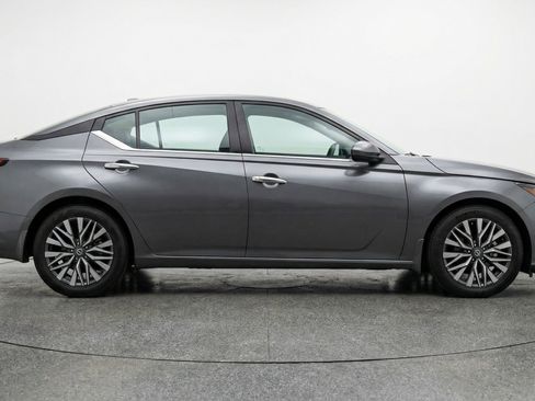 Used 2025 Nissan Altima 2.5 SV FWD image 11