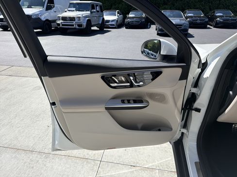 Used 2025 Mercedes-Benz GLC 300 4MATIC image 14