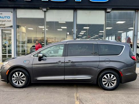 Used 2021 Chrysler Pacifica Limited w/ Uconnect Theater Family Group image 49