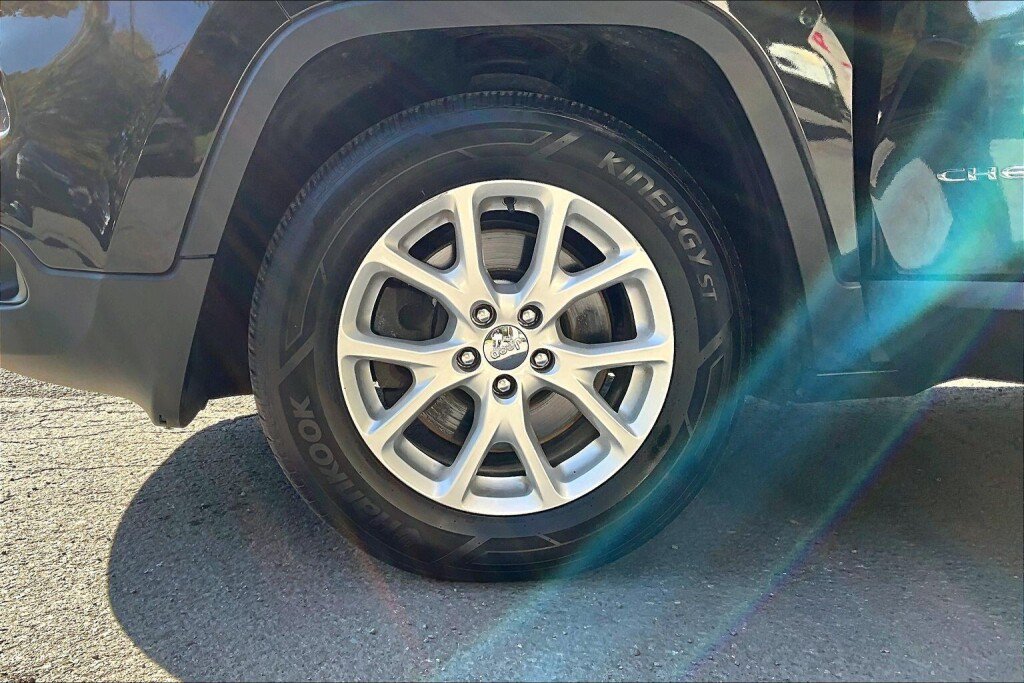 Used 2016 Jeep Cherokee Latitude w/ Safety/Convenience Group AWD/4WD image 16