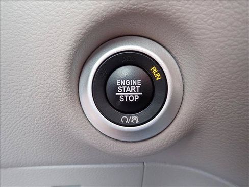 Used 2024 Chrysler Pacifica Touring-L FWD image 21