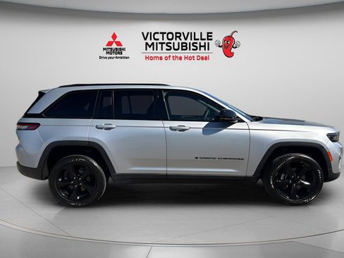 Used 2023 Jeep Grand Cherokee Altitude AWD/4WD image 8