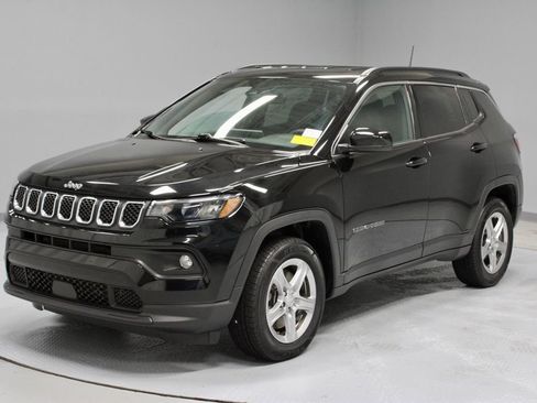 Used 2023 Jeep Compass Latitude w/ Convenience Group AWD/4WD image 7