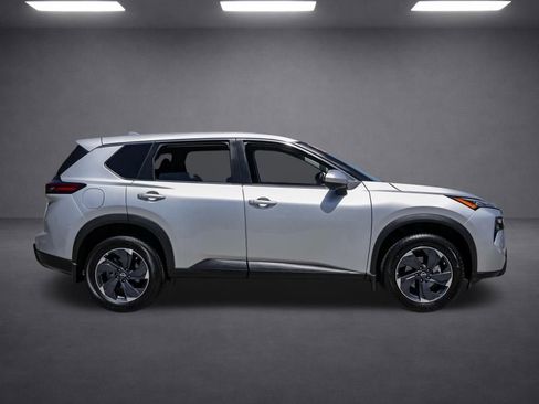 Used 2024 Nissan Rogue SV FWD image 3