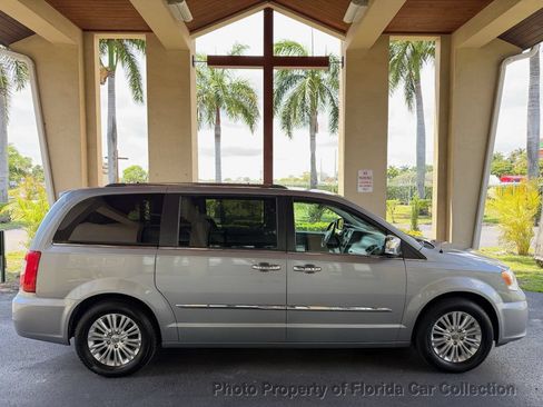 Used 2013 Chrysler Town & Country Limited w/ Luxury Group FWD image 70