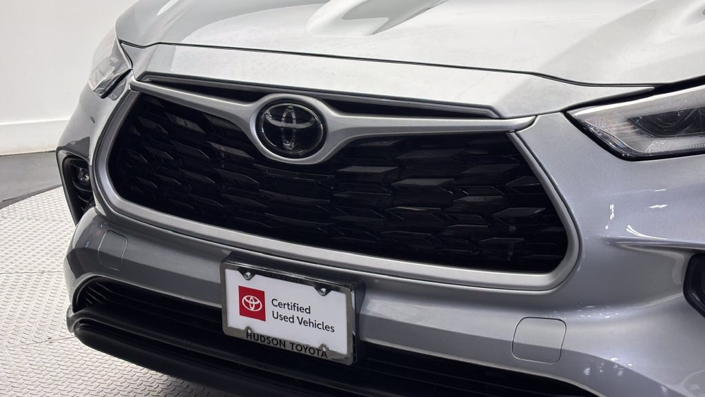 Certified 2021 Toyota Highlander XLE AWD/4WD image 2