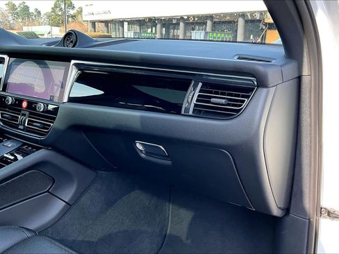 Used 2025 Porsche Macan image 20