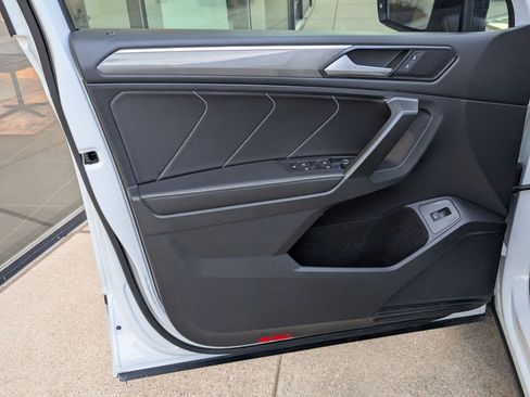 Used 2022 Volkswagen Tiguan SE R-Line image 13