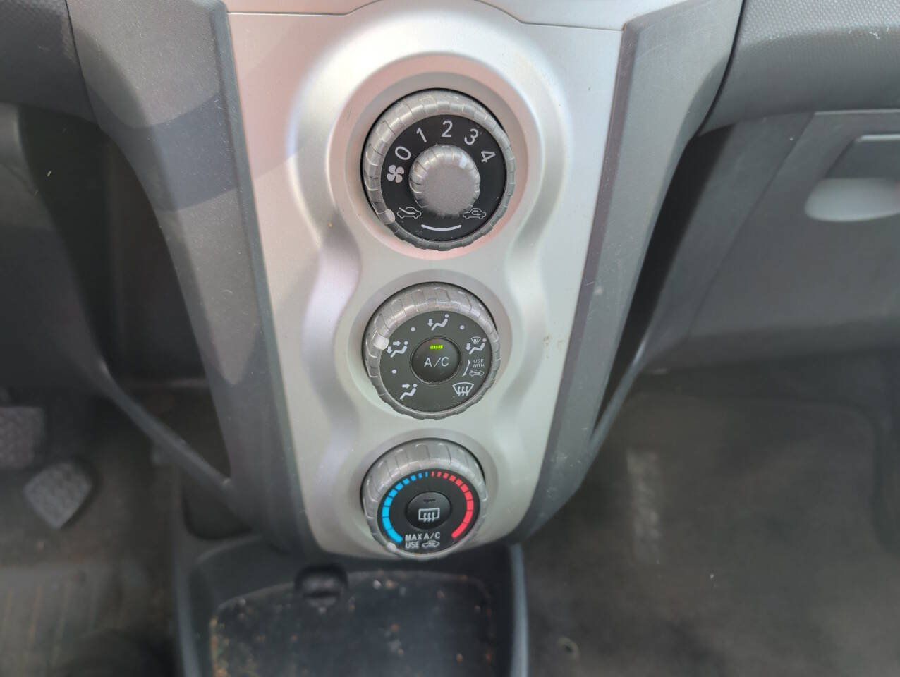 Used 2008 Toyota Yaris 2-Door Hatchback FWD image 35