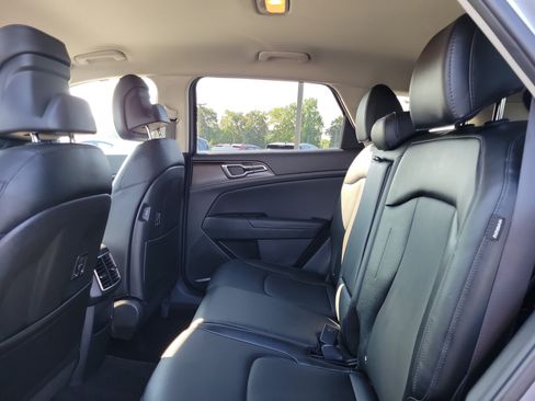 Used 2025 Kia Sportage EX FWD image 11