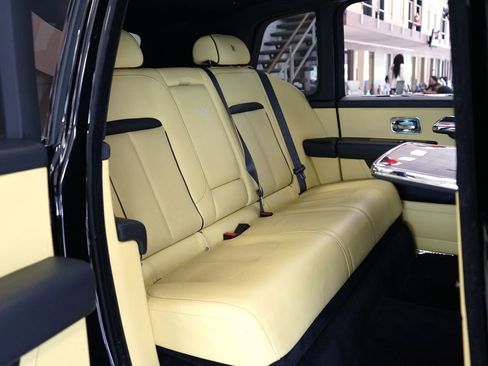 Used 2022 Rolls-Royce Cullinan Black Badge w/ Dark Exterior Package AWD/4WD image 17