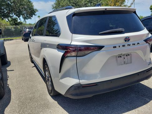 Used 2023 Toyota Sienna XLE FWD image 3
