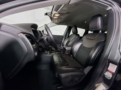 Used 2019 Jeep Cherokee Latitude Plus w/ Cold Weather Group image 20