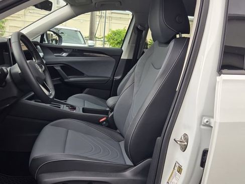 Certified 2025 Volkswagen Tiguan SE image 11