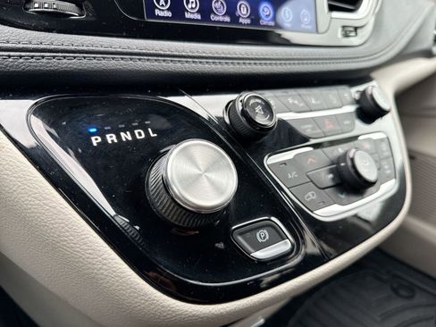 Used 2017 Chrysler Pacifica Limited image 22