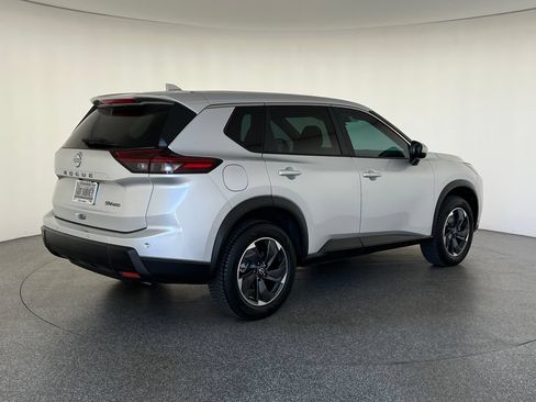 Used 2024 Nissan Rogue SV AWD/4WD image 3