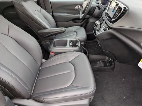 New 2026 Chrysler Pacifica Select image 30