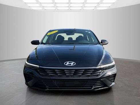 Used 2025 Hyundai Elantra Limited image 2