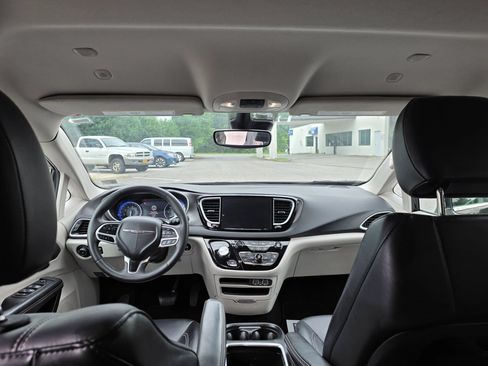 Used 2024 Chrysler Pacifica Touring-L FWD image 27