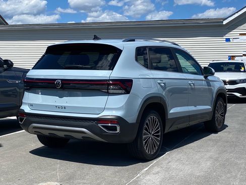 Certified 2025 Volkswagen Taos SE w/ Panoramic Sunroof Package FWD image 3