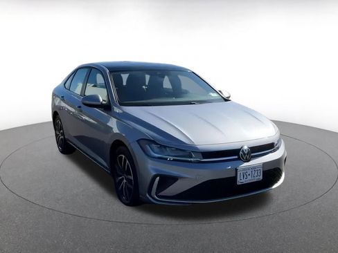 Used 2025 Volkswagen Jetta SE image 3