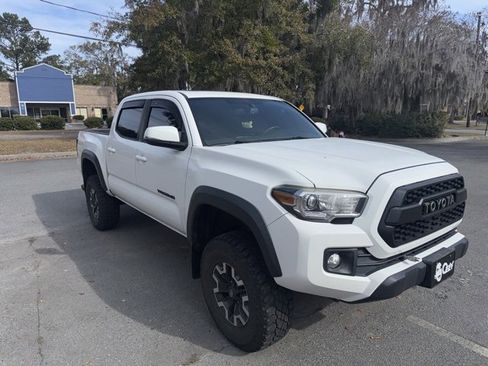 Used 2017 Toyota Tacoma TRD Off-Road image 1