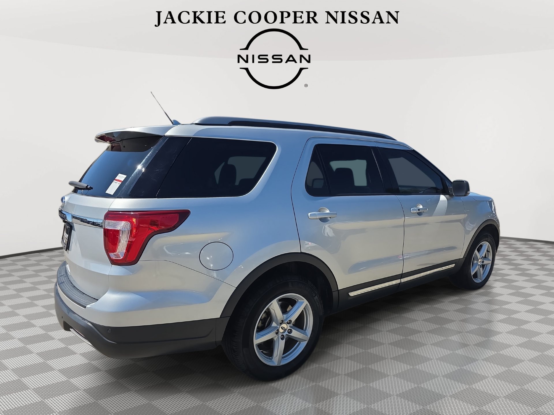 Used 2019 Ford Explorer XLT w/ Equipment Group 202A FWD image 5